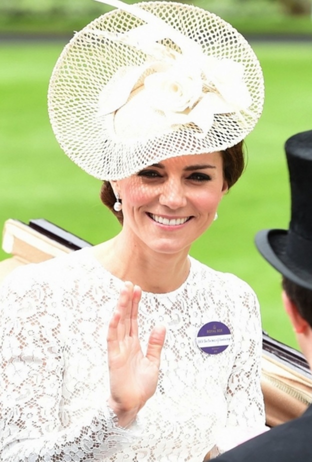 زينت كايت ميدلتون رأسها بقبعة من الشبك الأبيض ونسقت معها أقراط من اللؤلؤ