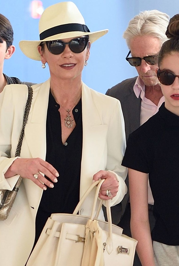 كاريز على ما يبدو ورثت عن والدتها ما هو أكثر من ملامح الوجه فتمتعها بحس أناقة مميز هو أمر ورثته عن والدتها