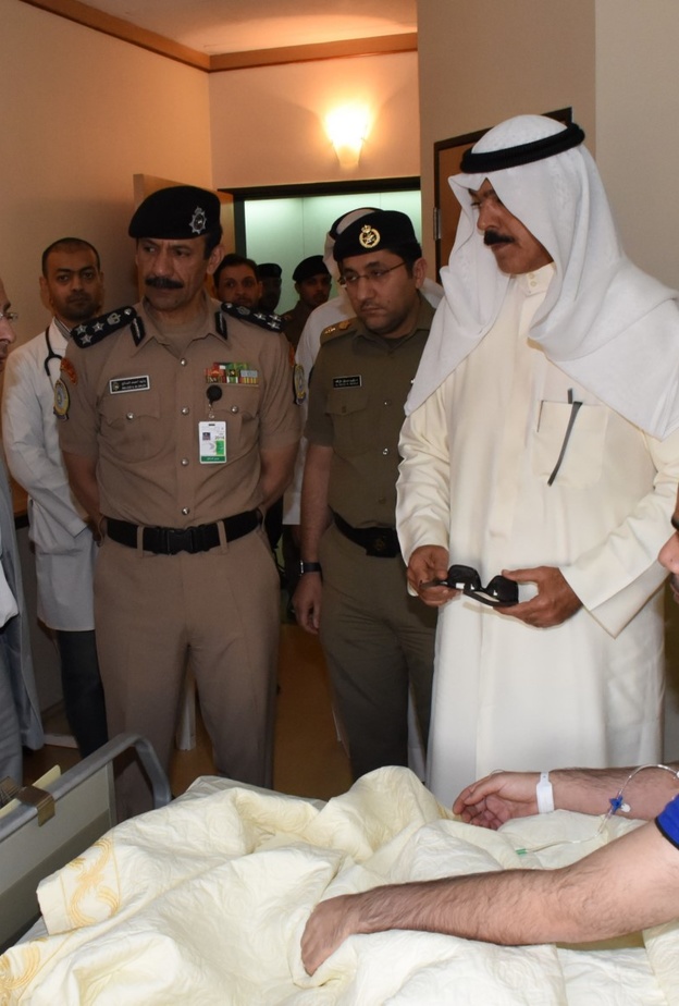 وزير الداخلية يطمئن على المقدم الحميدان بعد تعرضه لحالة إغماء خلال عمله