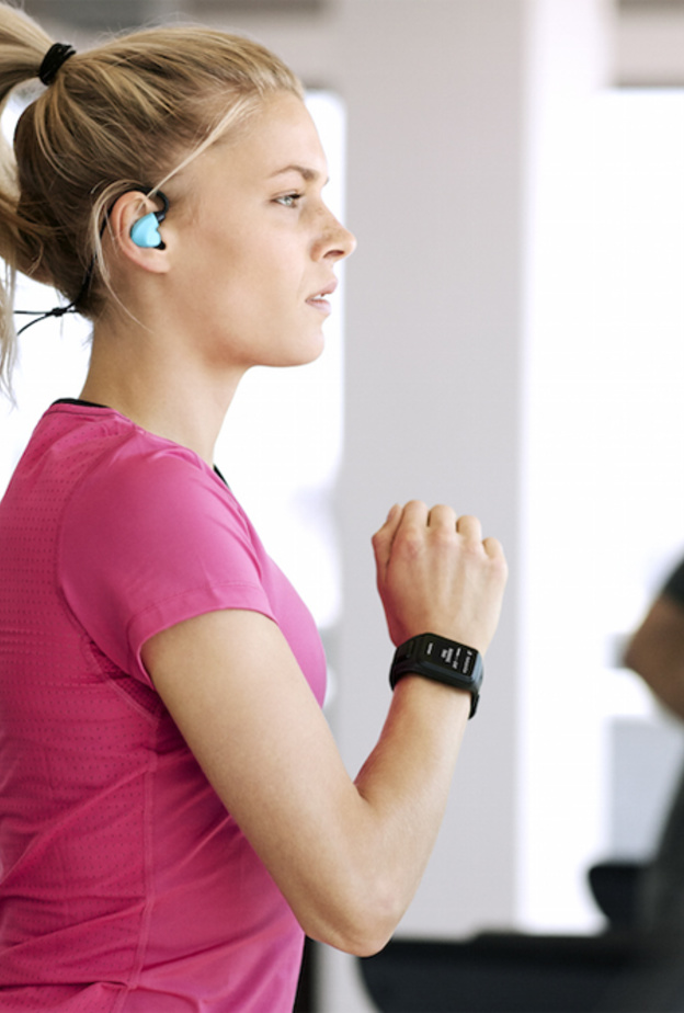 يذكر Fitbit Alta المستخدم بالحركة عند الجلوس لفترة طويلة