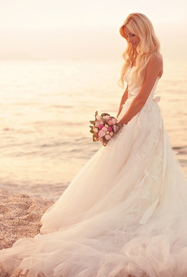 العروس في حفل الزفاف الشاطئي يغلب على إطلالتها البساطة والجمال