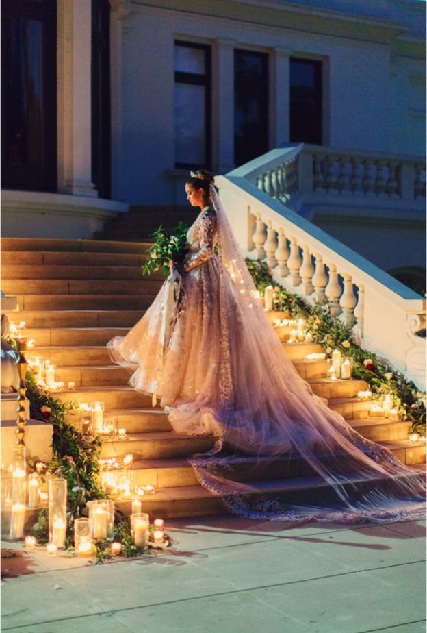 بامكانك أن تخلقي توازن بين فستان الزفاف القصير والطرحة الطويلة