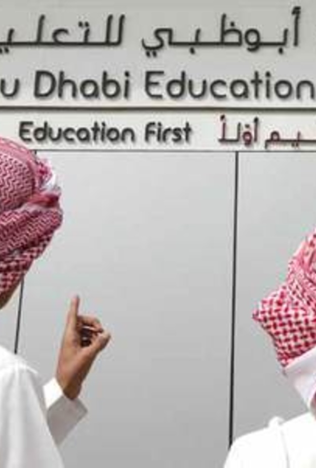 البيض وسيلة لاحتفالات الطلبة بانتهاء الموسم الدراسي في الامارات