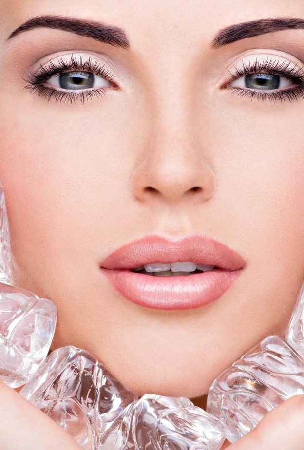 قوالب الثلج المكونة من ماء الورد هي الافضل لمكافحة المسام الواسعة 