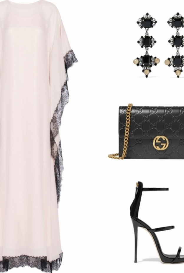 اطلالة عصرية بالجلابية مع اكسسوارت باللون الذهبي الفاخر