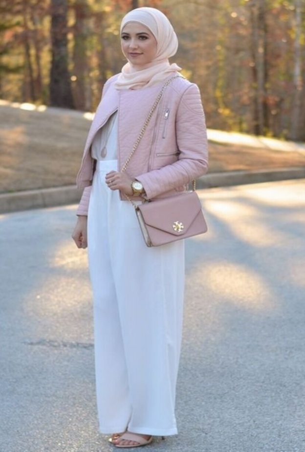 دلال الدوب متألقة بستايل عملي بألوان حيوية