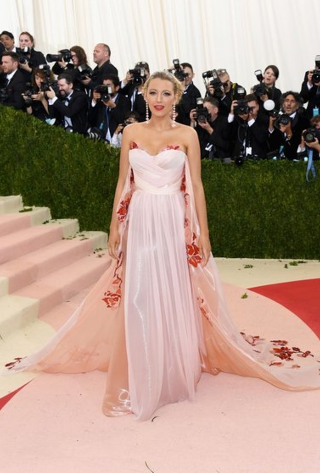 بلايك لايفلي مشرقة بالأصفر مثالي لحفل خطوبة في الصيف