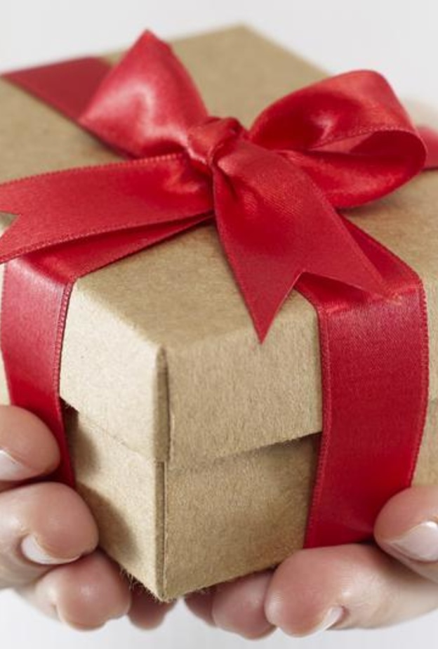 سعودي يهدي زوجته ومجازاتها لتعبها