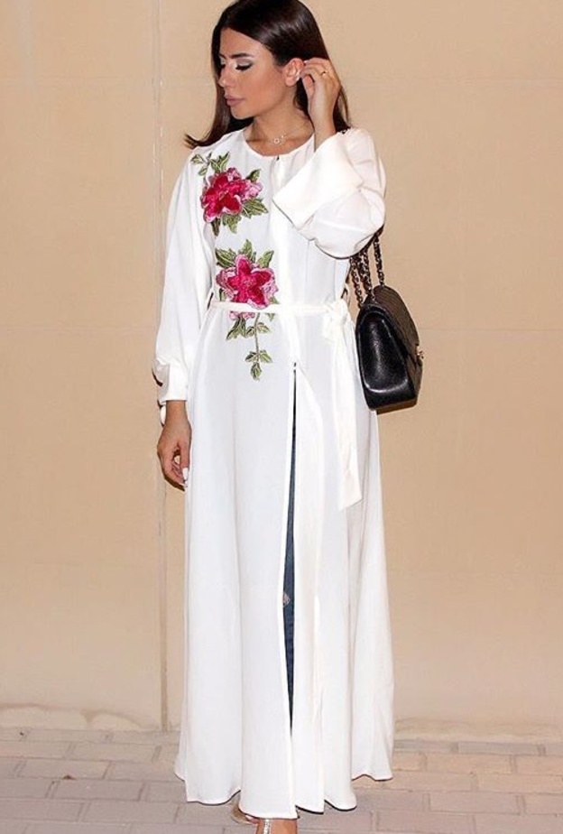 لوك فاخر بعباية زرقاء داكنة مطرّزة بالأحجار الذهبية