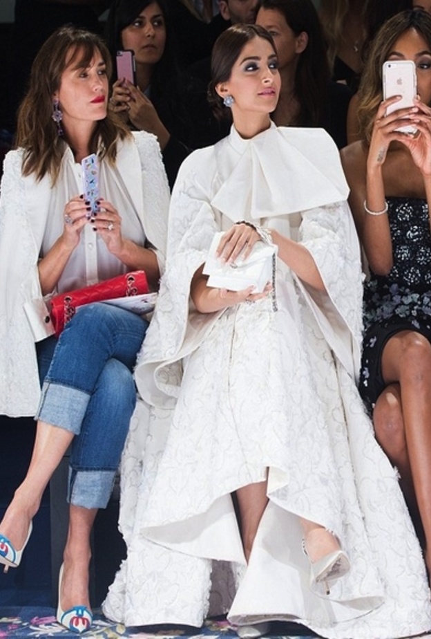 لحظة وصول عارضة الأزياء جوردان دان الى مقر عرض دار رالف اند روسو