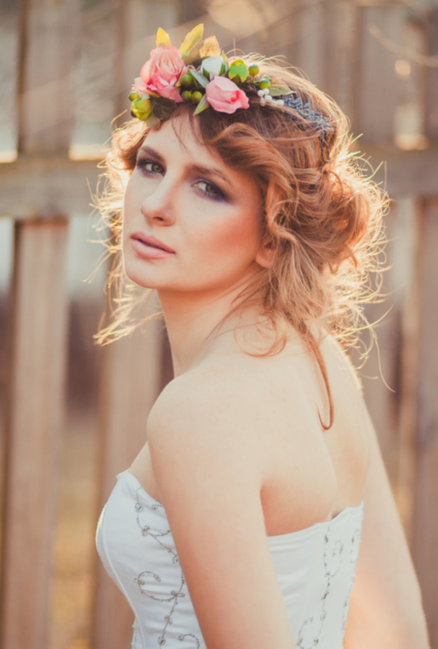 تسريحة شعر مزينة بقوس مرصع بقطع الكريستال