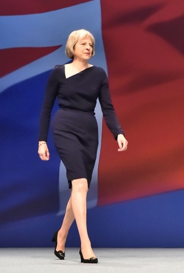 اطلالات أنيقة للعمل تنسقها بشكل دائم تيريزا ماي للعمل