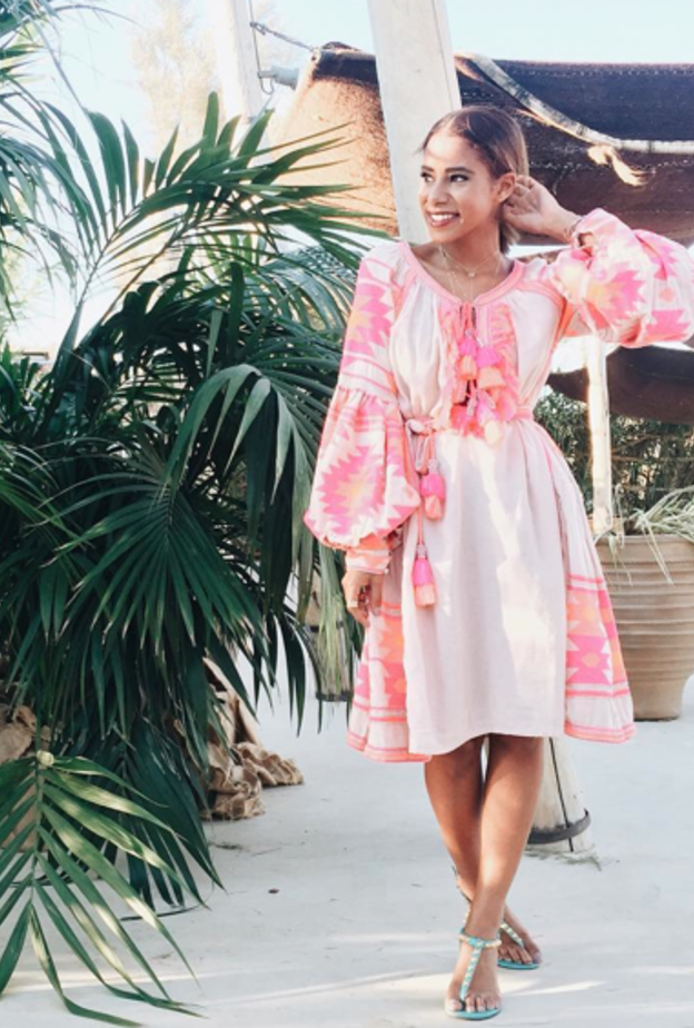 شهد الجميلي في توب صفراء مع سروال الجينز وشنطة يد كبيرة