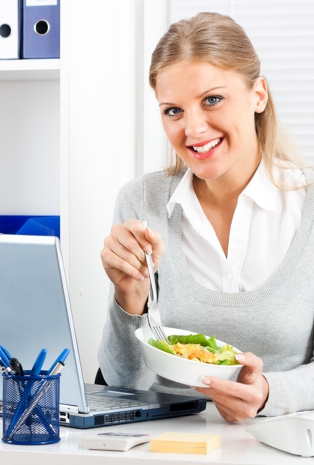 شرب الماء يحميك من تناول الطعام الكثير و زيادة الوزن