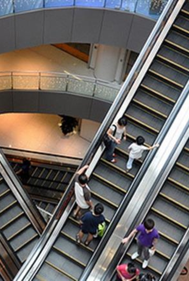 الرجل أنقذ الطفل في اللحظات الأخيرة 