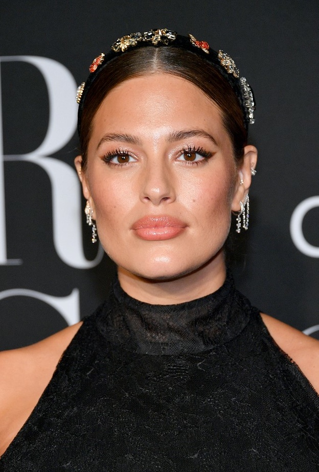 أبرز إطلالات آشلي غراهام الجمالية مع المكياج الساحر