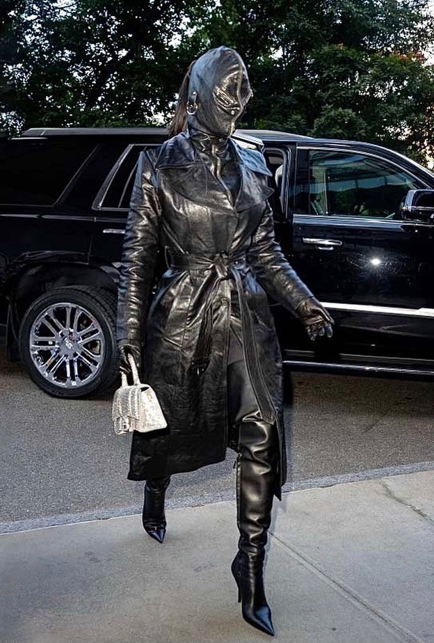 أكثر ما لفت الأنظار هو وجهها الذي كان محجوبًا تمامًا بواسطة قناع بتصميم غير تقليدي