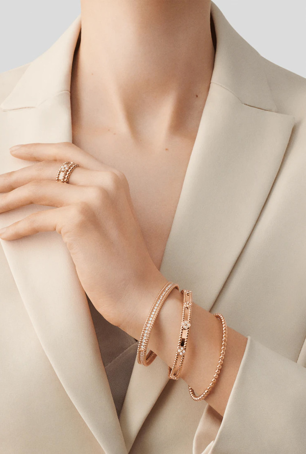 أجمل أساور ذهب فان كليف آند اربلز للإطلالات اليومية