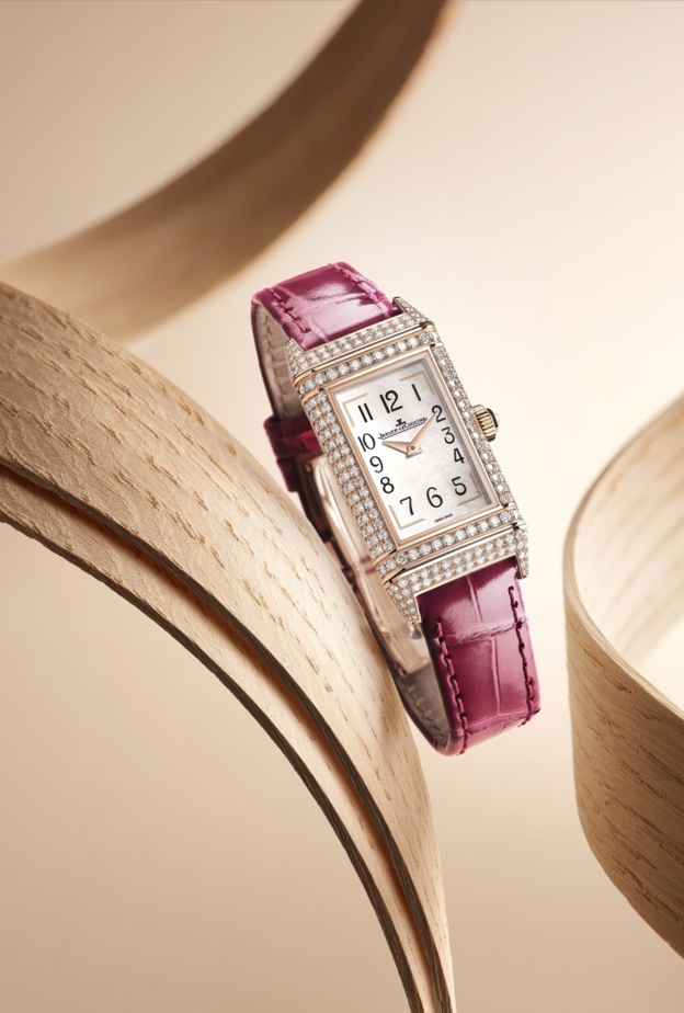 أناقتك الخريفية الدافئة مع أجمل موديلات ساعات باللون الأحمر