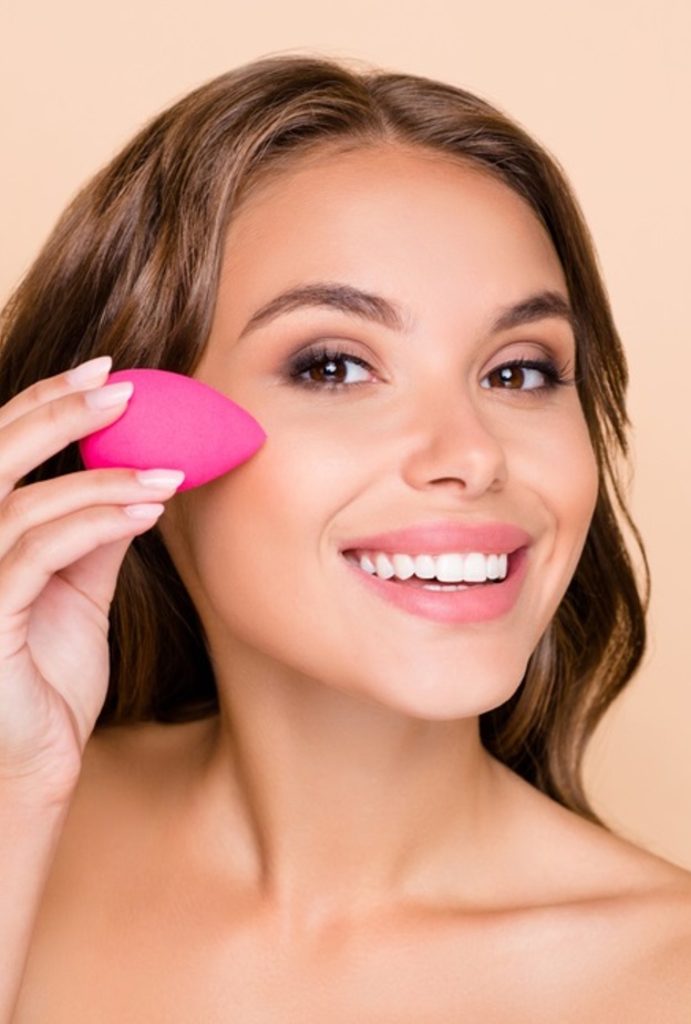 أهمية استخدام إسفنجة المكياج في جميع الأوقات