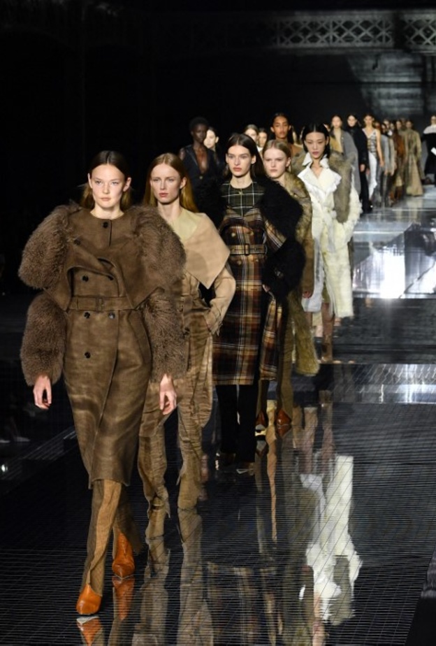 أيام قليلة وينطلق أسبوع الموضة في لندن 2021