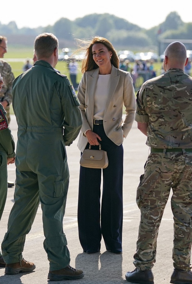 إختارت البليزر الكلاسيكية البيج  من علامة Reiss نسّقت تحتها التوب الأبيض من ماركة Jane Atelie