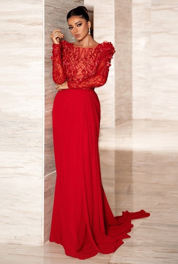 إختارت فستاناً تميّز بالشك الأنيق مع قصة الأكتاف البارزة فيما إنسدلت التنورة بقماشها الحريري