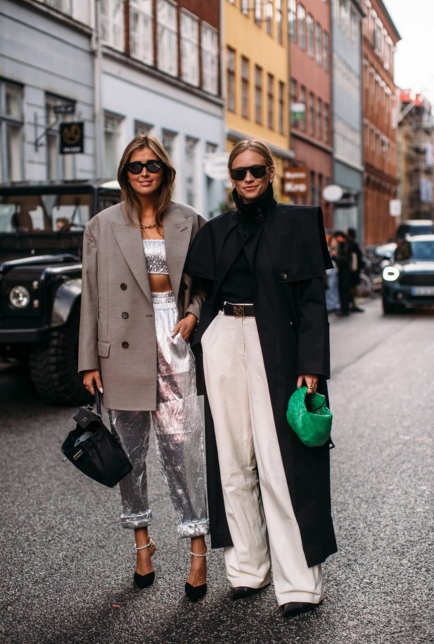 إستحوذت موضة البناطيل الواسعة على صيحات خريف وشتاء 2021-2022