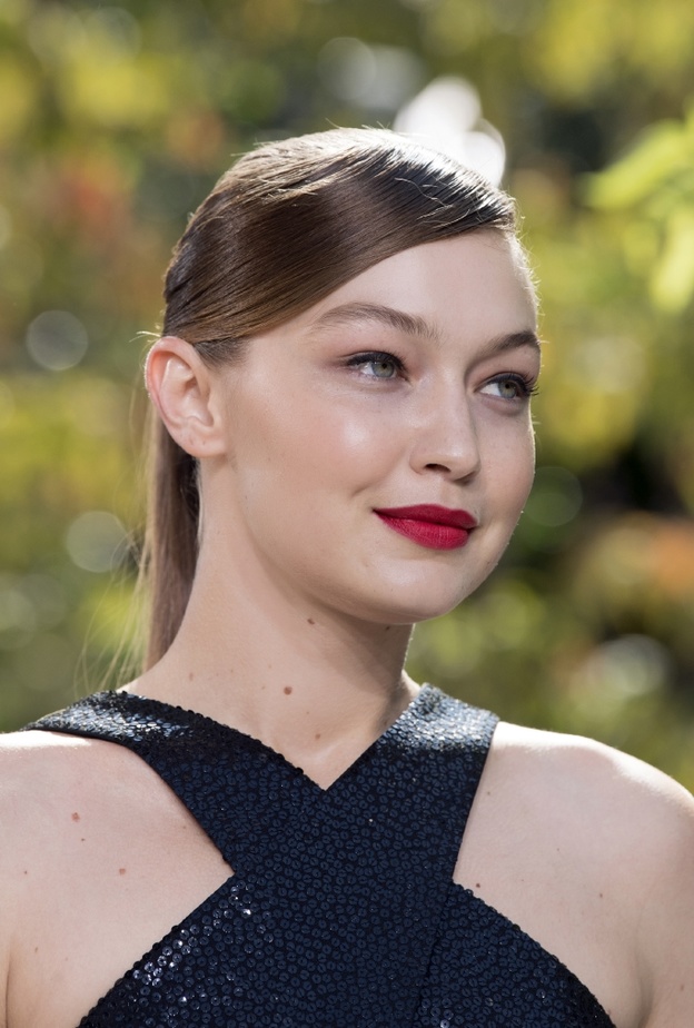 اطلالات جيجي حديد مع احمر الشفاه القوي من وحي دار Michael Kors