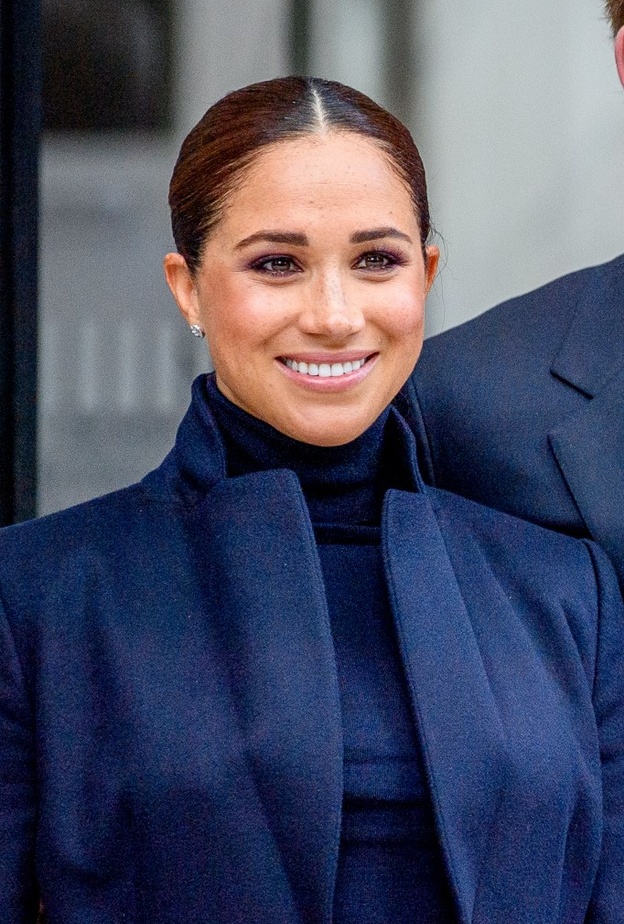 اطلالات ميغان ماركل الجمالية بتسريحات الكعكة المنخفضة
