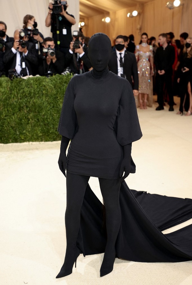 اطلالة كيم كارداشيان غريبة الأطوار في حفل  Met Gala