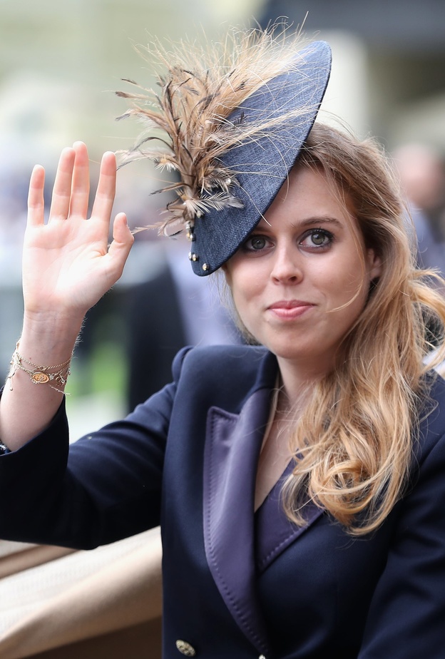 افضل اطلالات الاميرة بياتريس الجمالية مع تسريحات الشعر الجانبية