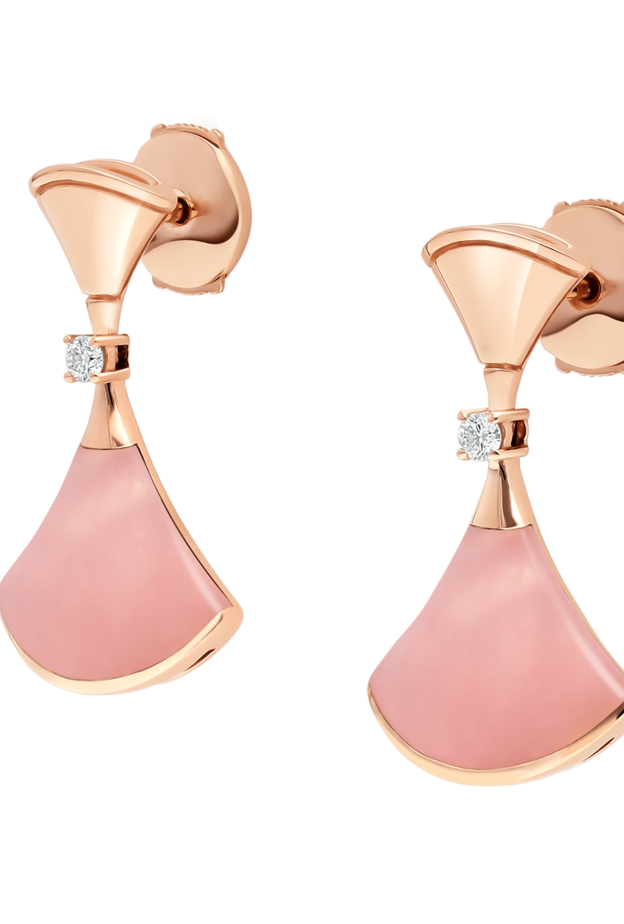 اقراط باللون الوردي من دار Bvlgari في شهر التوعية بسرطان الثدي