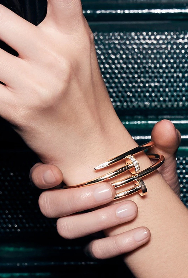 اكتشفي سحر الأناقة مع أساور كارتييه اليومية