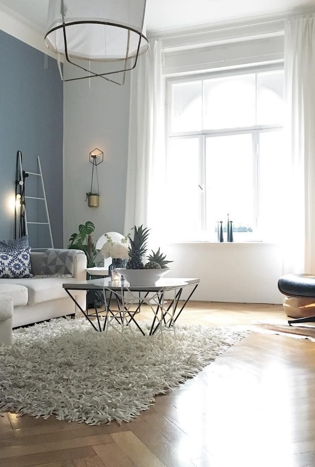 الأزرق الفاتح ينسجم مع الأرضية الخشبية لغرف المعيش