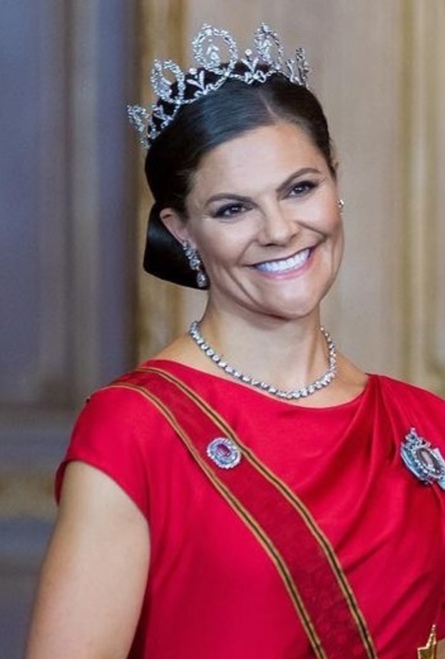 الأميرة فيكتوريا تتألق بتاج Connaught Diamond Tiara 