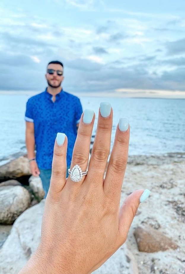 التقطي صورة لك بخاتم الخطبة والزواج بصحبة خطيبك