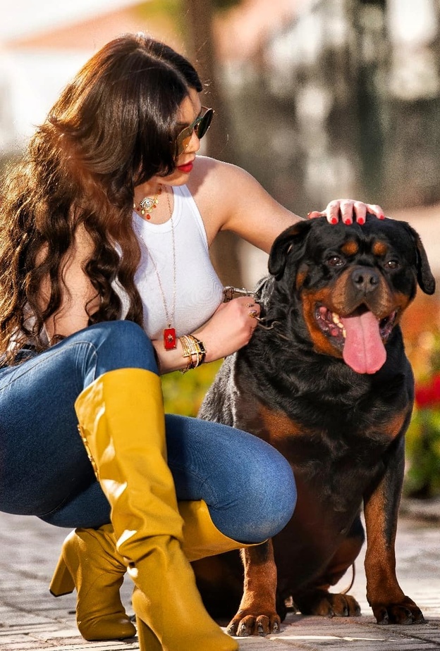 الجزمة ذات الساق العالية باللون الأصفر أضافت إلى اللوك لمسة جريئة وفي غاية العصرية