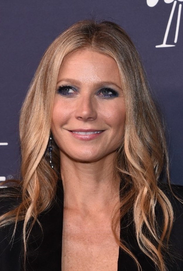 الشعر الويفي مع المكياج الأنثوي الجذاب