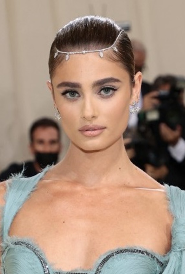 العارضة والممثلة تايلور هيل Taylor Hill بمجوهرات ديفيد يورمان David Yurman