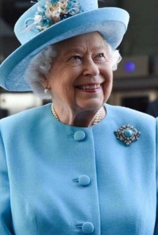 الملكة إليزابيث الثانية الثانية ملكة بريطانيا تقرر استبعاد الأمير تشارلز من ولاية العرش