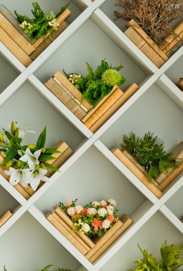 النباتات الخضراء في تصميم مكتبة جدارية