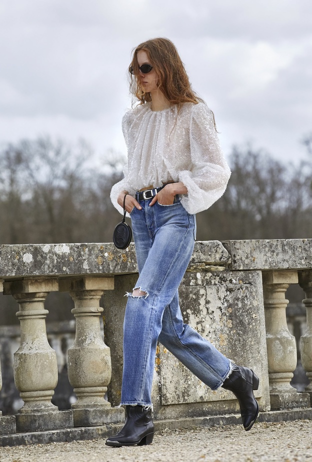 بنطلون جينز كلاسيكي وممزق من دار Celine