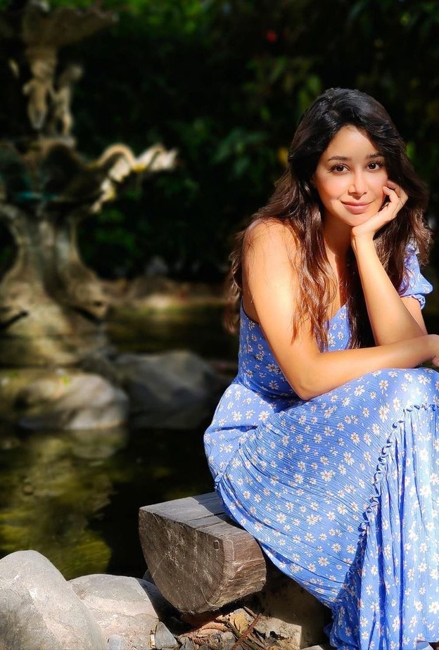 تألقت بفستان ماكسي بقصة الكتف الواحد مع الورود البيضاء