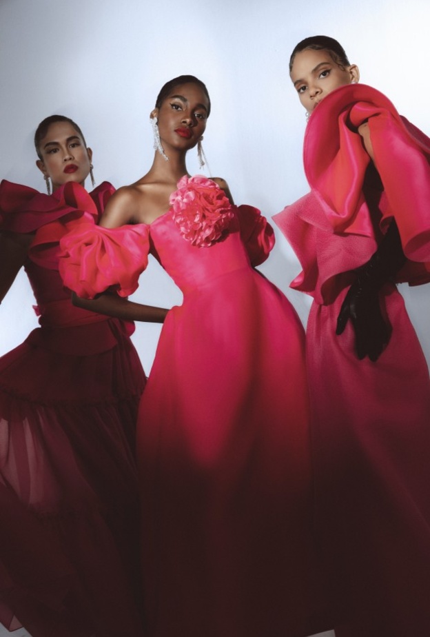تألقت عارضات أزياء دار Prabal Gurung بفساتين سهرة باللون الوردي
