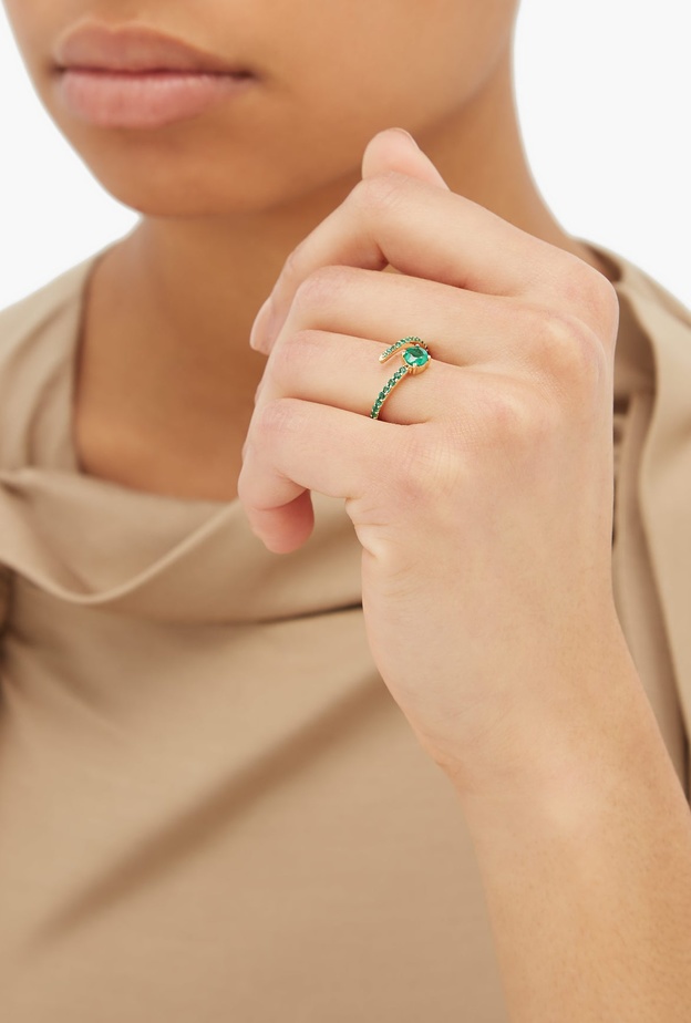 تألقي بمجوهرات ذهب وزمرد عصرية ناعمة الصورة من إليانا ماكري