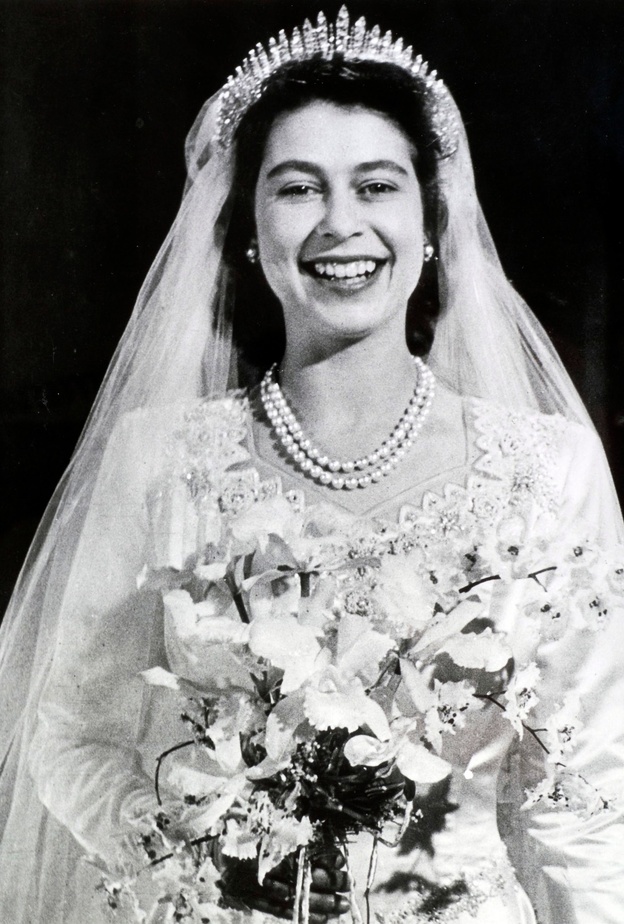 ماذا حدث لتاج زفاف ملكة بريطانيا قبل زفافها؟
