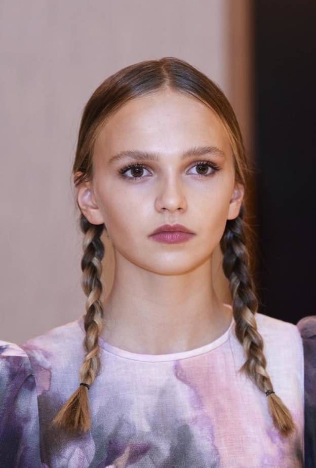 أجمل تسريحات شعر عصرية لربيع وصيف 2022 من اسبوع الموضة في لندن