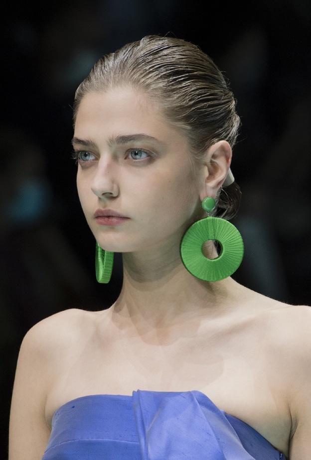 تسريحات شعر مبللة مع الكعكة من دار Emporio Armani