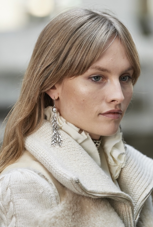 تسريحات شعر مع الغرة الطويلة والمالسة على الجوانب من Isabel Marant